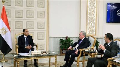 رئيس الوزراء يلتقي رئيس شركة "شيفرون" العالمية للاستكشاف والإنتاج - الخليج الان