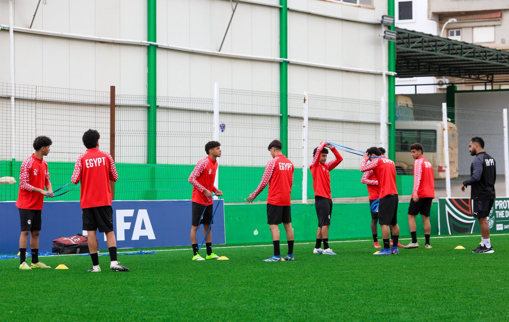 منتخب الناشئين يؤدي تدريبه تحت الأمطار استعداداً لمواجهة ليبيا - الخليج الان