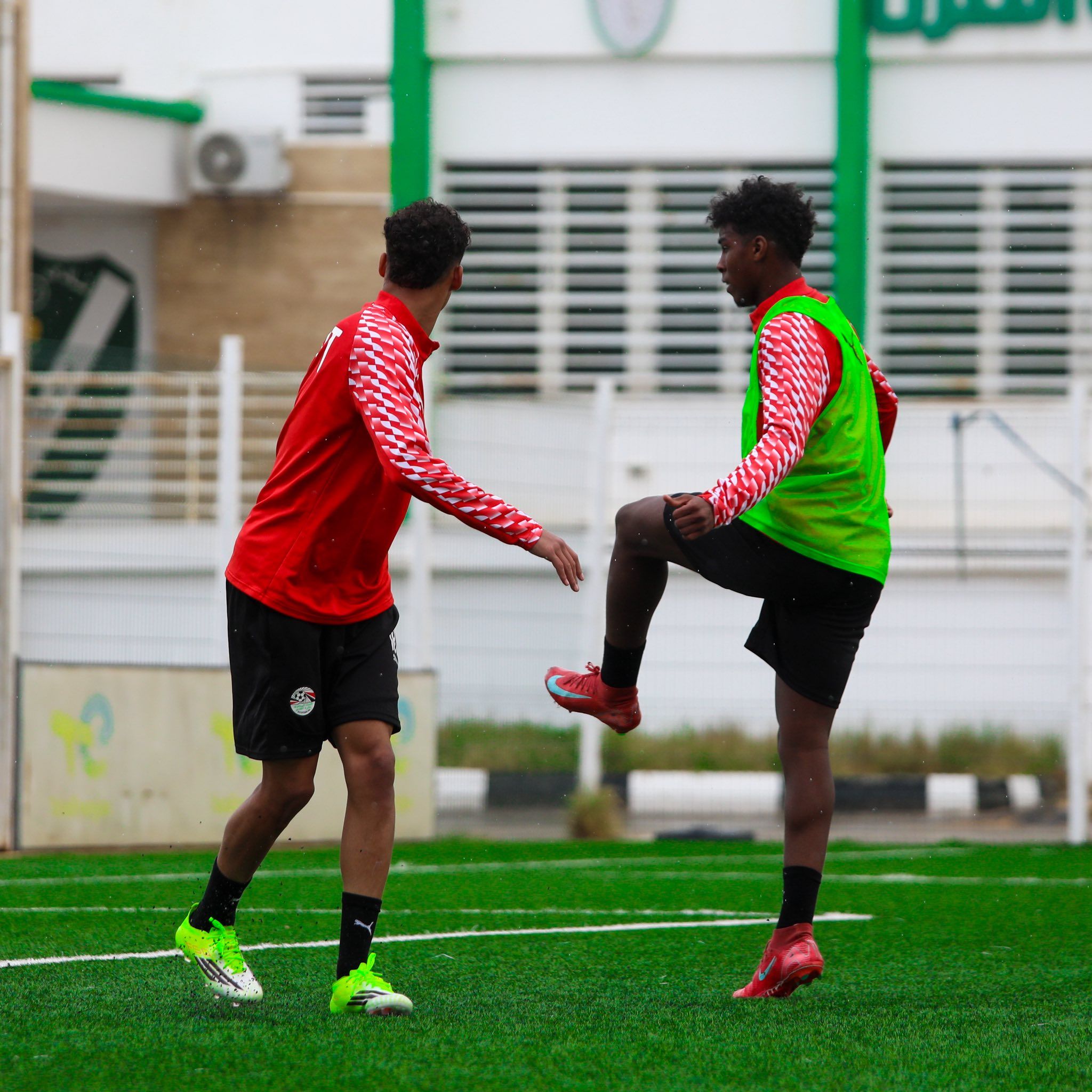 منتخب الناشئين يؤدي تدريبه تحت الأمطار استعداداً لمواجهة ليبيا - الخليج الان