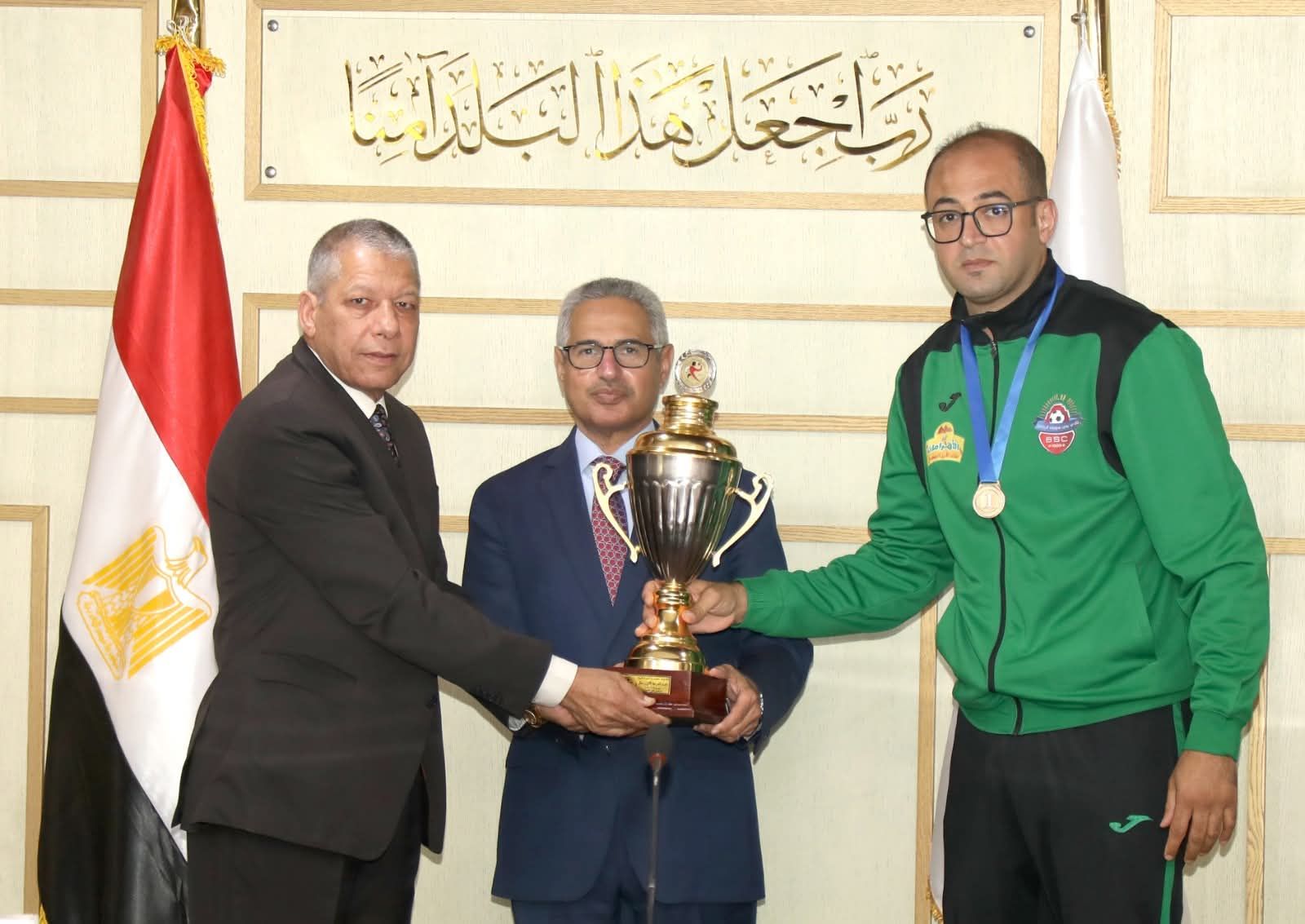 محافظ بني سويف يكرّم أبطال اليد ويهديهم درع المحافظة بعد الصعود للممتاز.. ويطلق رؤية لاكتشاف المواهب الرياضية بالمراكز - الخليج الان