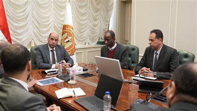 وزير العمل يبحث مع رئيس الجامعة البريطانية و"الادارات المختصة" مشروع للتعاون لتأهيل الشباب لسوق العمل الايطالي - الخليج الان