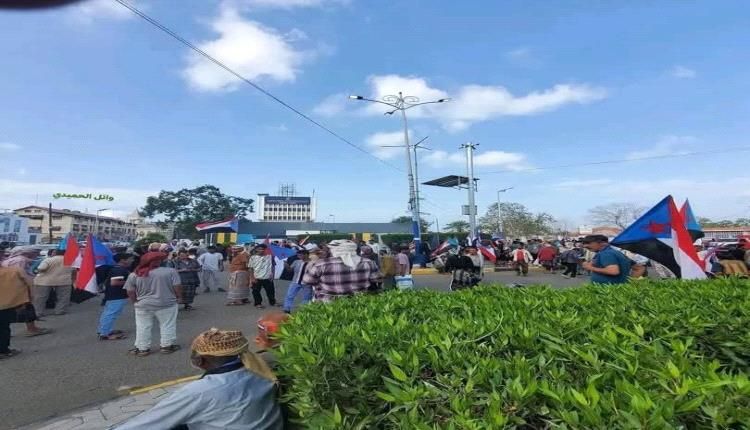 احتشاد جماهيري مهيب دعما لعودة مقرات الإنتقالي الجنوبي بالعاصمة عدن