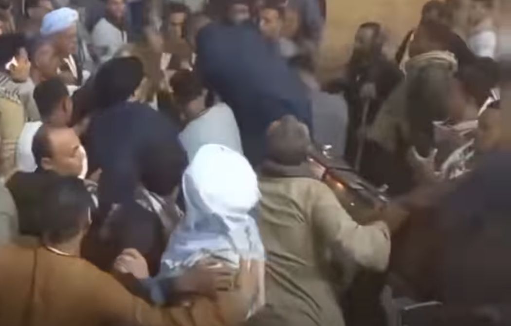 اعتداء مفاجئ على المداح محمود حجاج العديسي خلال ليلة مديح في قنا - الخليج الان