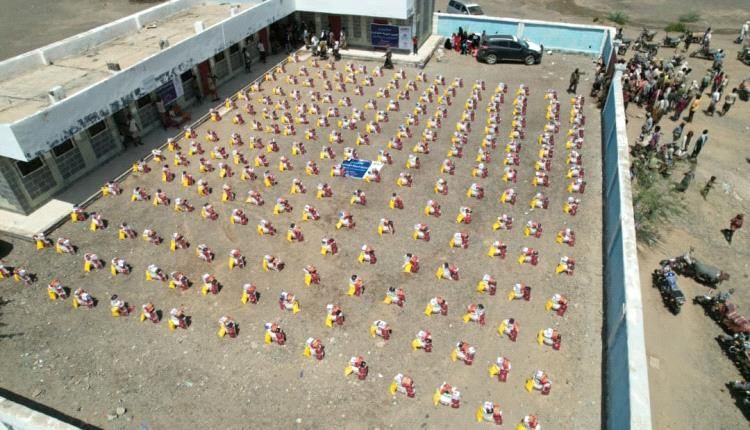 بدعم كويتي.. تدشين توزيع 400 سلة غذائية من تعز إلى المخا لإغاثة المتضررين من السيول