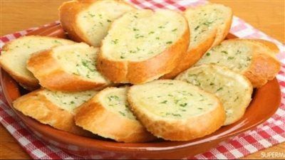 علي طريقة “بيتزا هت” بطعم جنان.. طريقة عمل خبز بالثوم والجبن خلال 30 دقيقة - الخليج الان