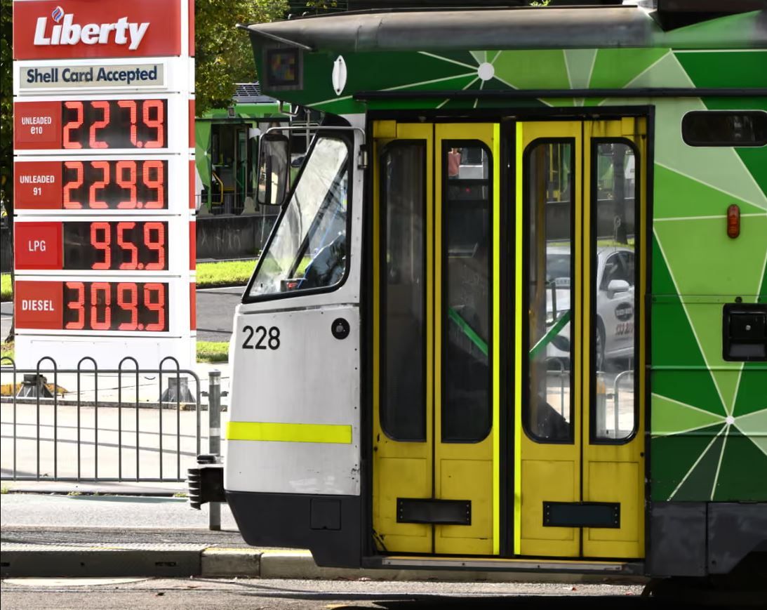 من القيادة ببطء لخلع الكرافات.. كيف تُغير حرب إيران نمط حياة الشعوب؟ - الخليج الان