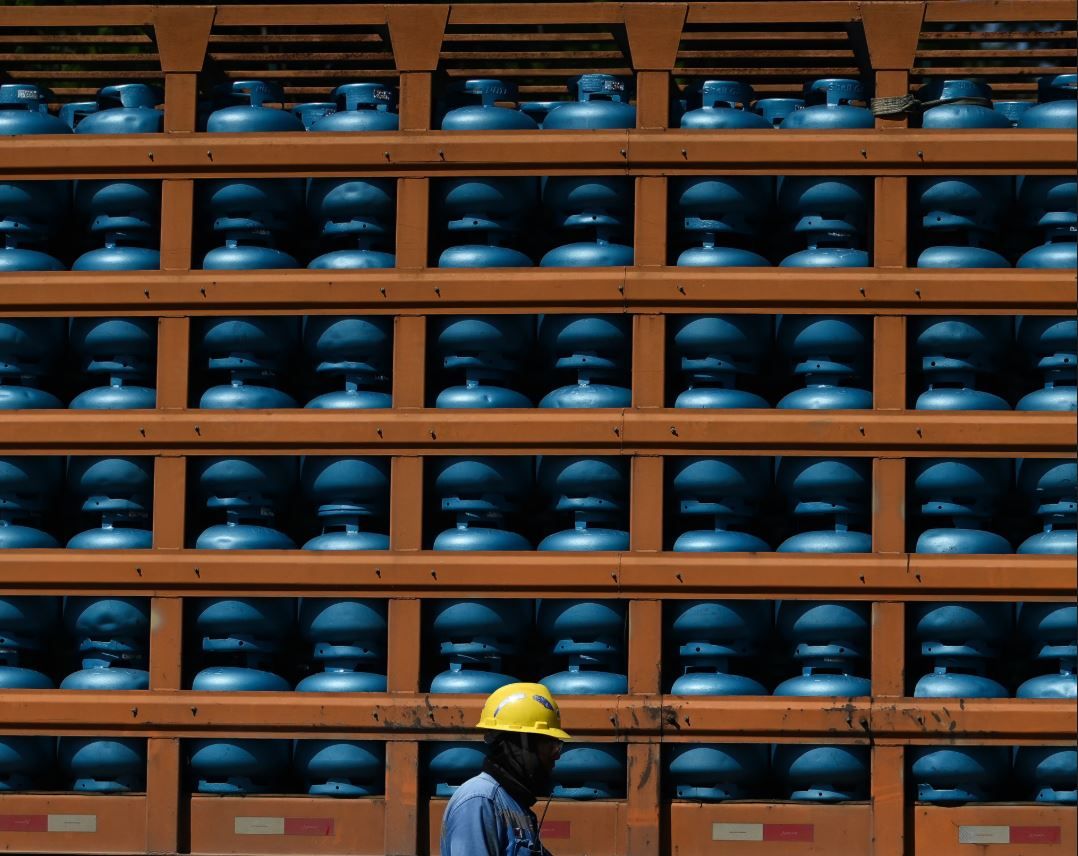 من القيادة ببطء لخلع الكرافات.. كيف تُغير حرب إيران نمط حياة الشعوب؟ - الخليج الان