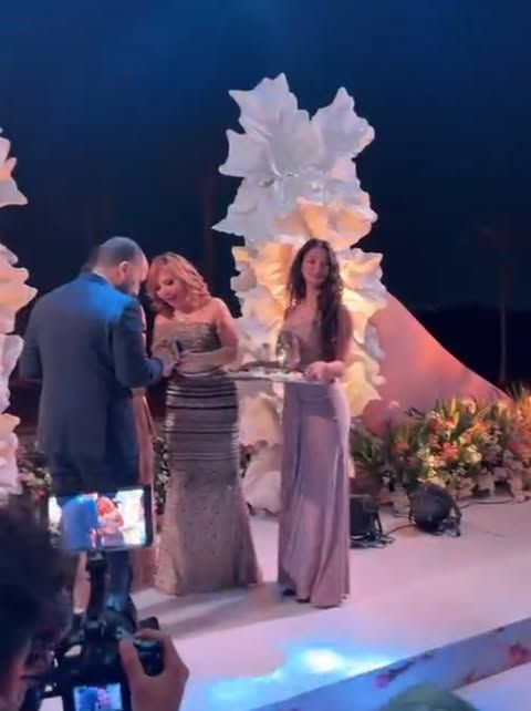 لميس الحديدي بتقدملهم الشبكة وإلهام شاهين أبرز الحضور.. لقطات من خطوبة نجل عمرو أديب| صور - الخليج الان