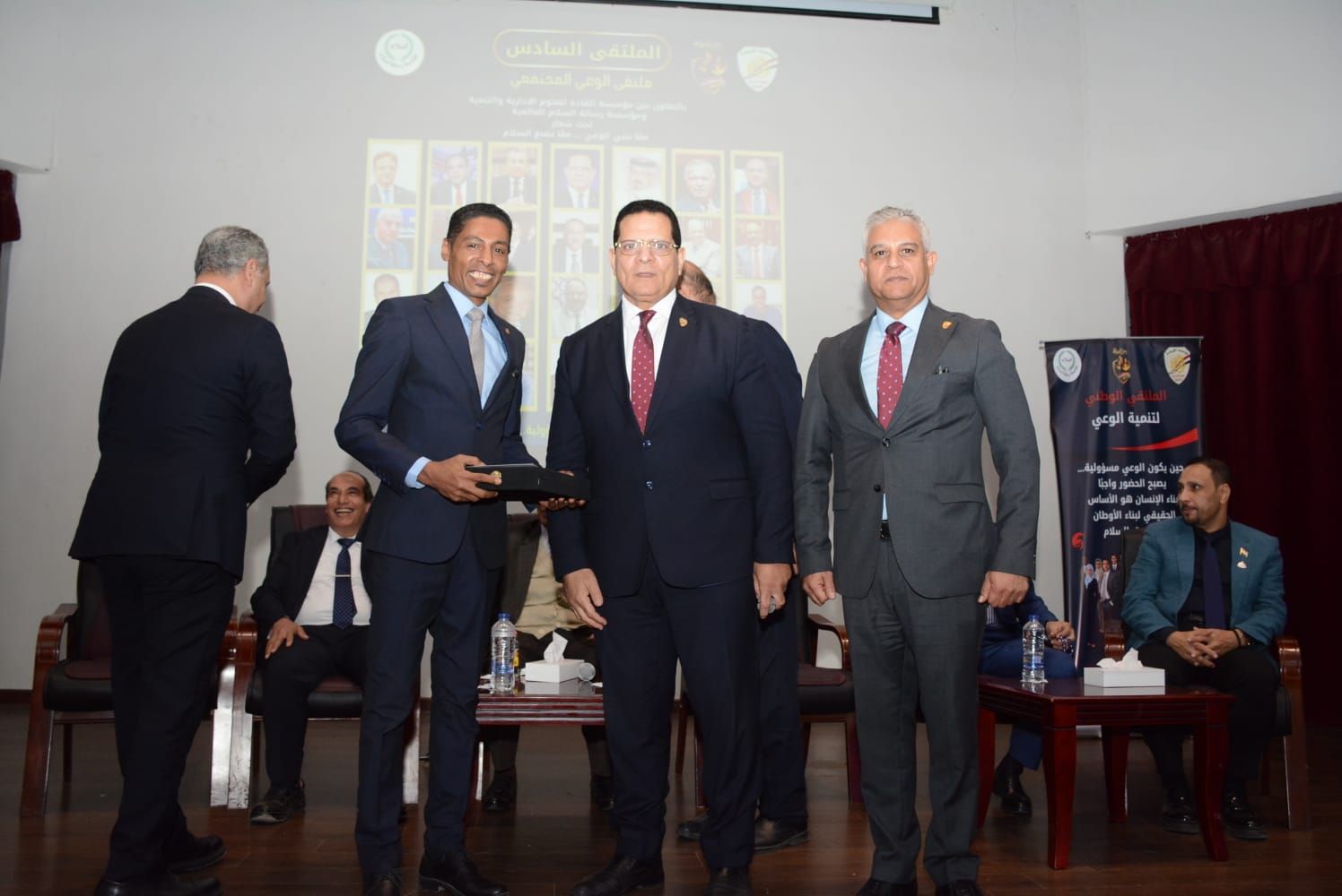 القادة تُكرم شريف الاسواني"حارس الوعي وباني الجسور" في ملتقى الوعي المجتمعي - الخليج الان