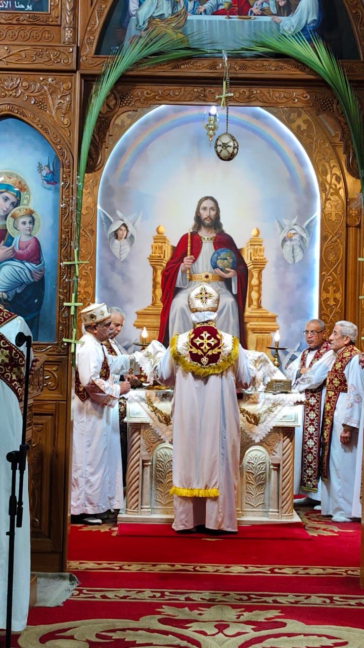 "تيجان وصلبان من السعف والزيّ الملوكي".. بهجة أحد الشعانين تزين كنيسة الأنبا بيشوي ببورسعيد - الخليج الان