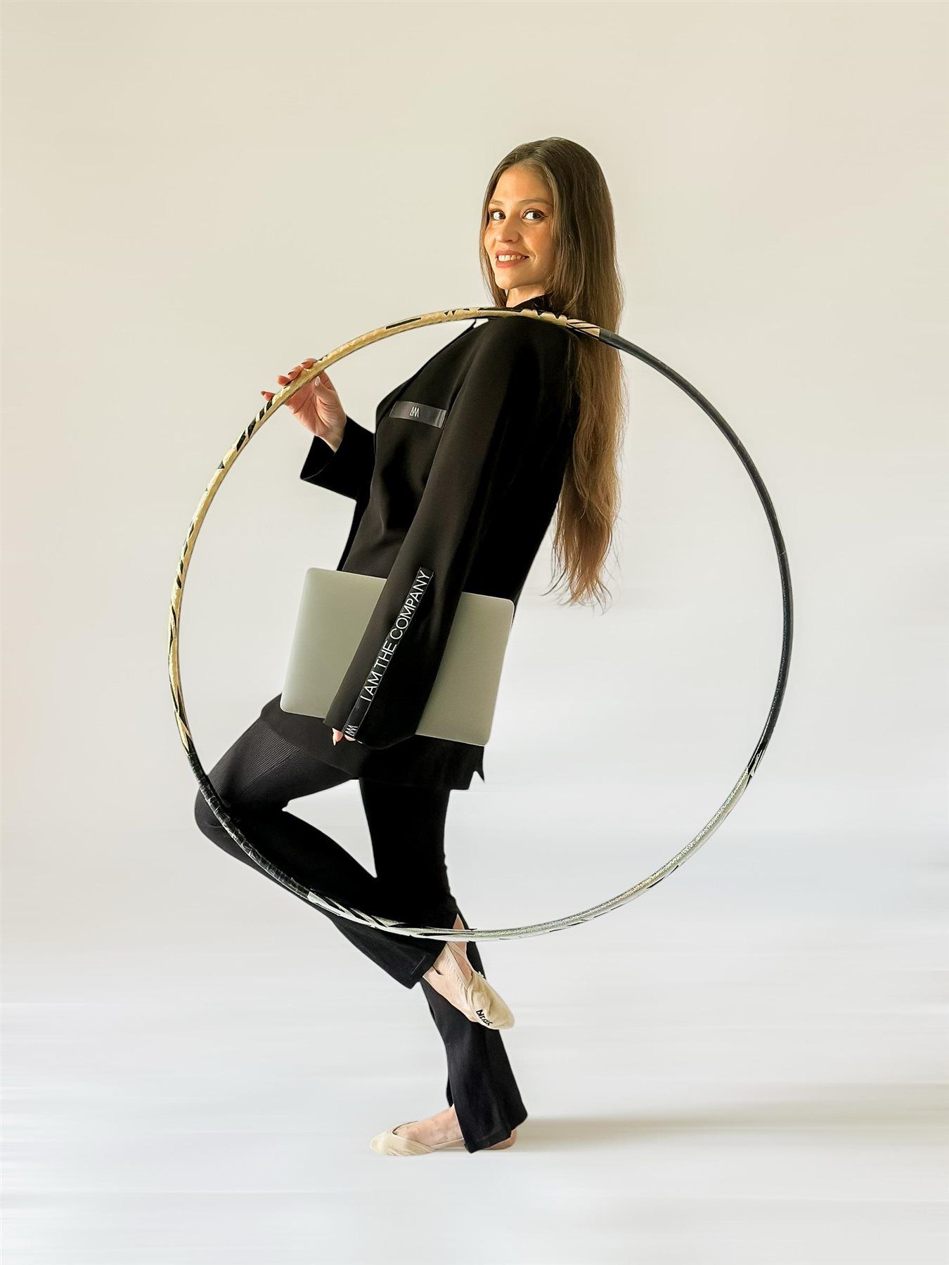 عبلة أحمد تخطف الأنظار في تقديم افتتاح كأس العالم للجمباز الفني بالقاهرة - الخليج الان