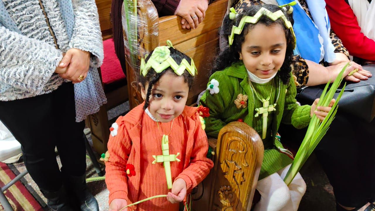 "تيجان وصلبان من السعف والزيّ الملوكي".. بهجة أحد الشعانين تزين كنيسة الأنبا بيشوي ببورسعيد - الخليج الان