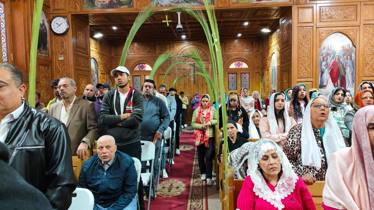 "تيجان وصلبان من السعف والزيّ الملوكي".. بهجة أحد الشعانين تزين كنيسة الأنبا بيشوي ببورسعيد - الخليج الان