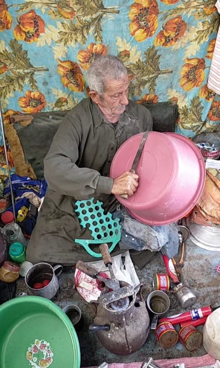 الجاهز يهدد المهنة .. لحامو البلاستيك تحت لهيب الانقراض مع ظهور الميكنة الحديثة - الخليج الان