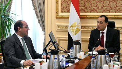 تفاصيل لقاء رئيس الوزراء ووزير المالية لمتابعة عددًا من ملفات العمل - الخليج الان