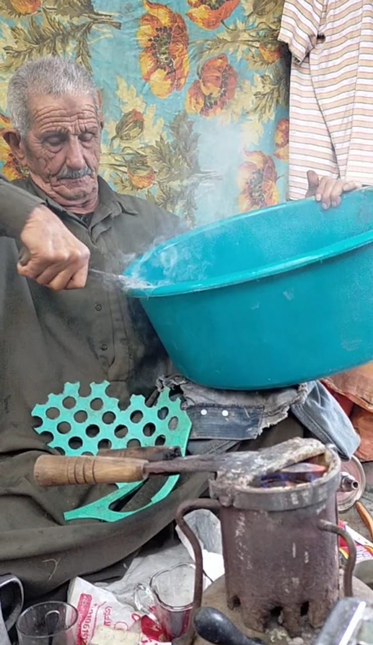 الجاهز يهدد المهنة .. لحامو البلاستيك تحت لهيب الانقراض مع ظهور الميكنة الحديثة - الخليج الان