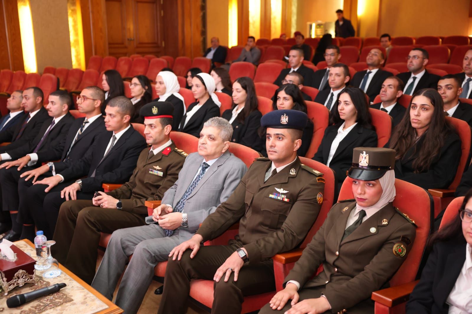 الفريق أسامة ربيع يستقبل وفد الملحقين الدبلوماسيين للتعريف بإنجازات قناة السويس - الخليج الان