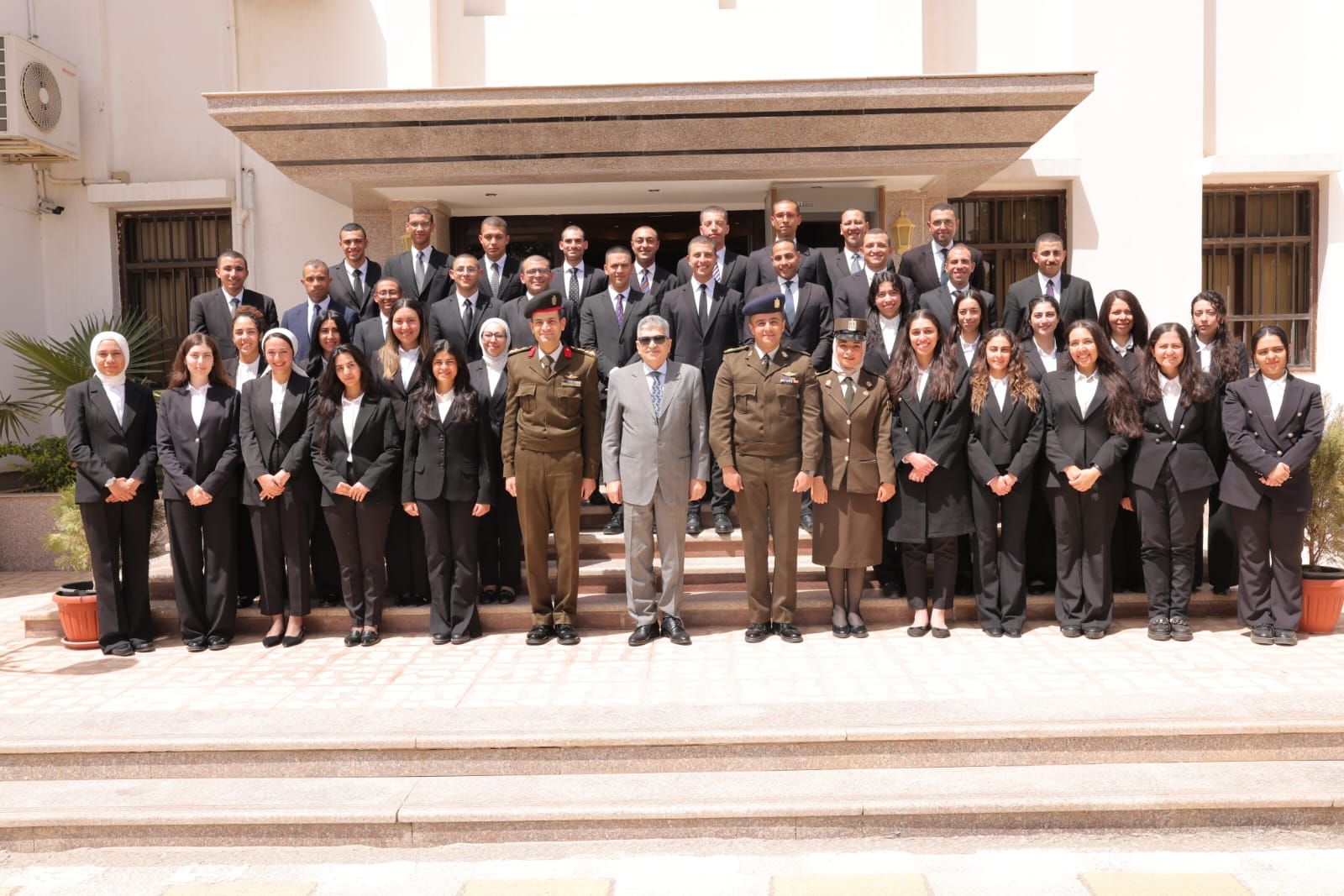 الفريق أسامة ربيع يستقبل وفد الملحقين الدبلوماسيين للتعريف بإنجازات قناة السويس - الخليج الان