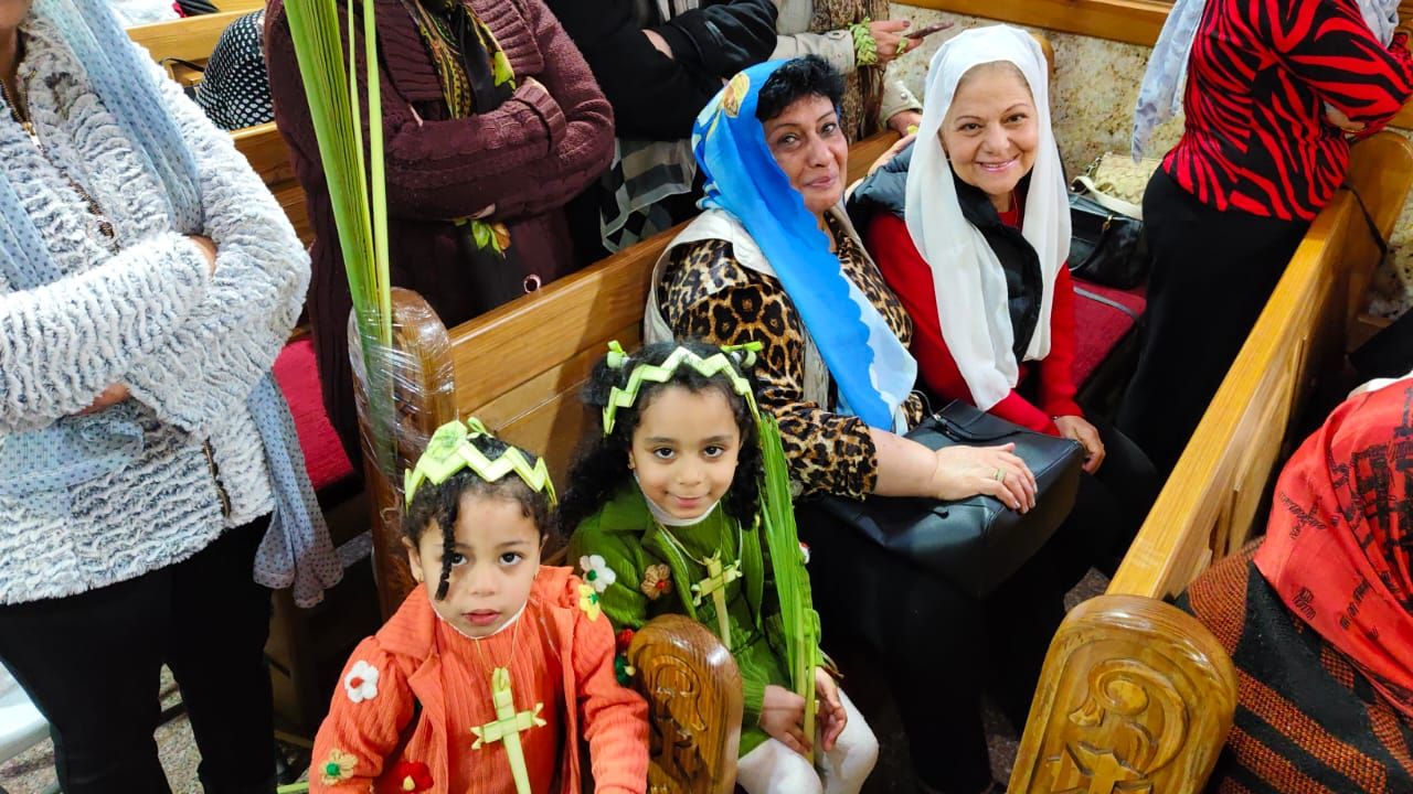 "تيجان وصلبان من السعف والزيّ الملوكي".. بهجة أحد الشعانين تزين كنيسة الأنبا بيشوي ببورسعيد - الخليج الان