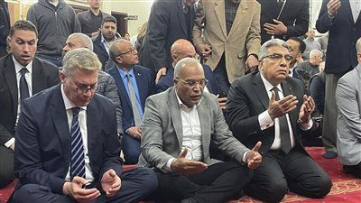 محافظ الدقهلية ووزير البترول يؤديان صلاة الجنازة على المهندس حسام صادق خليفة ويشيعان جثمانه بمسقط رأسه بدنديط - الخليج الان