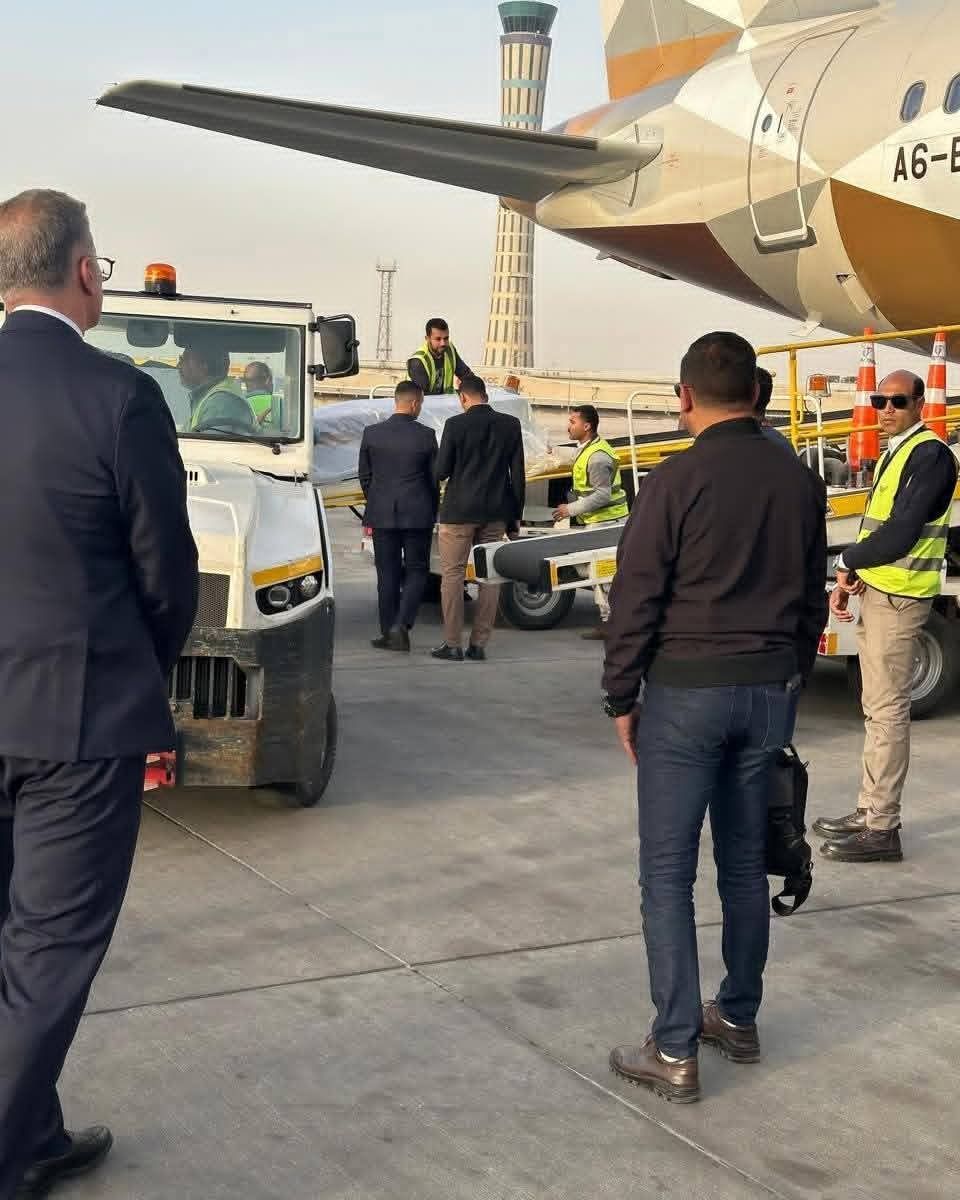 وداع بطل الواجب.. وزير البترول يتقدم مستقبلي جثمان الشهيد حسام خليفة بمطار القاهرة - الخليج الان