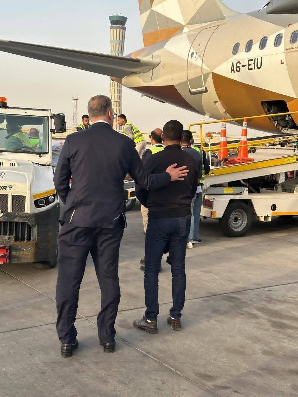 وداع بطل الواجب.. وزير البترول يتقدم مستقبلي جثمان الشهيد حسام خليفة بمطار القاهرة - الخليج الان