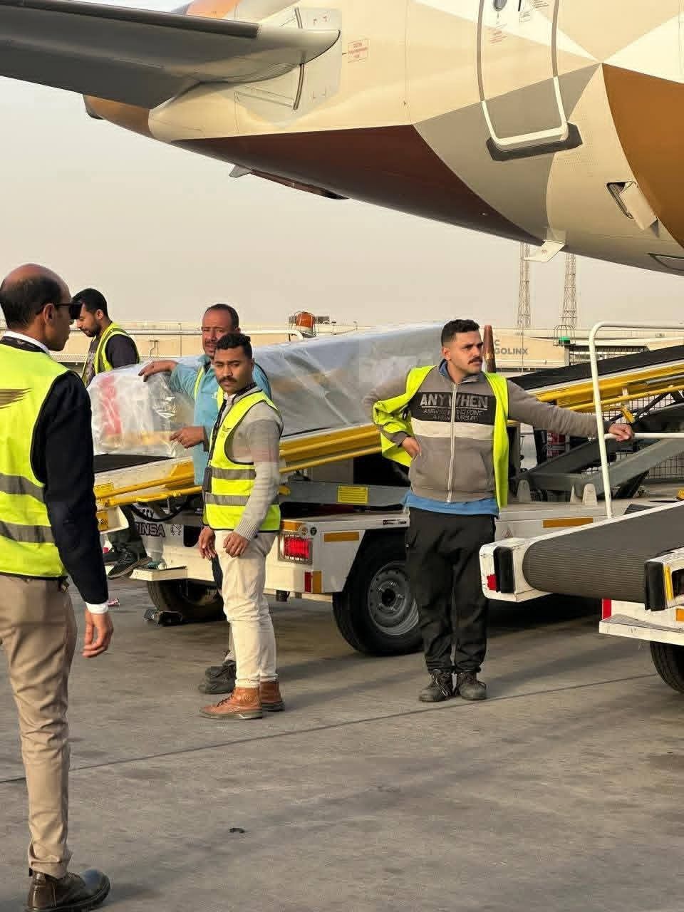 وداع بطل الواجب.. وزير البترول يتقدم مستقبلي جثمان الشهيد حسام خليفة بمطار القاهرة - الخليج الان