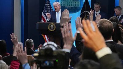 ترامب يهدد بسجن صحفيين بعد تسريب تفاصيل حساسة عن إنقاذ طيار في إيران - الخليج الان