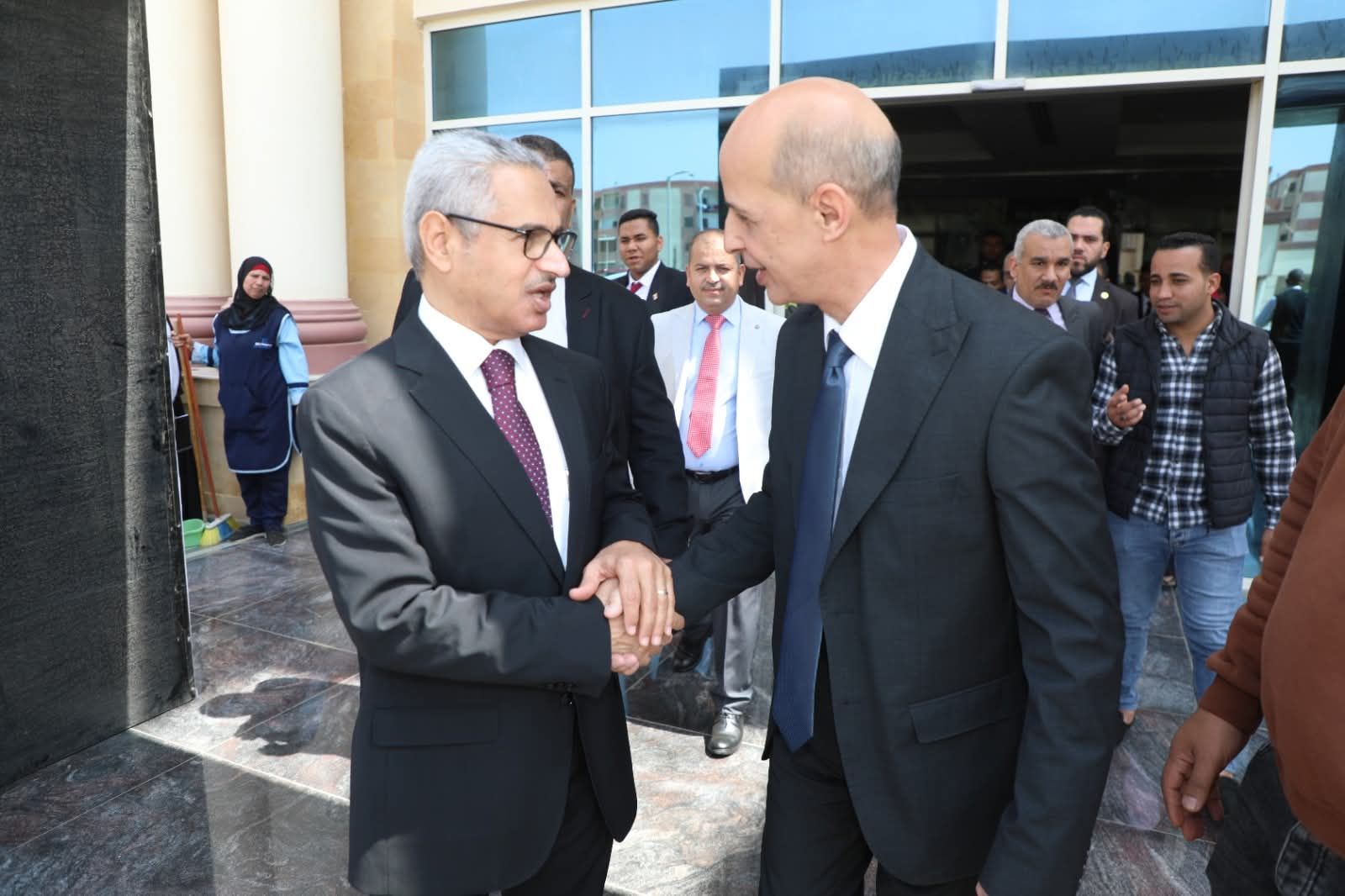 تفاعل مباشر ورسائل تحفيزية من محافظ بني سويف خلال الملتقى التوظيفي الأول بجامعة بني سويف الأهلية - الخليج الان