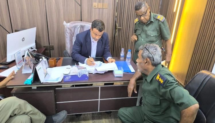 إجراء مراسم تسليم واستلام بين مديري أمن المكلا الخلف والسلف