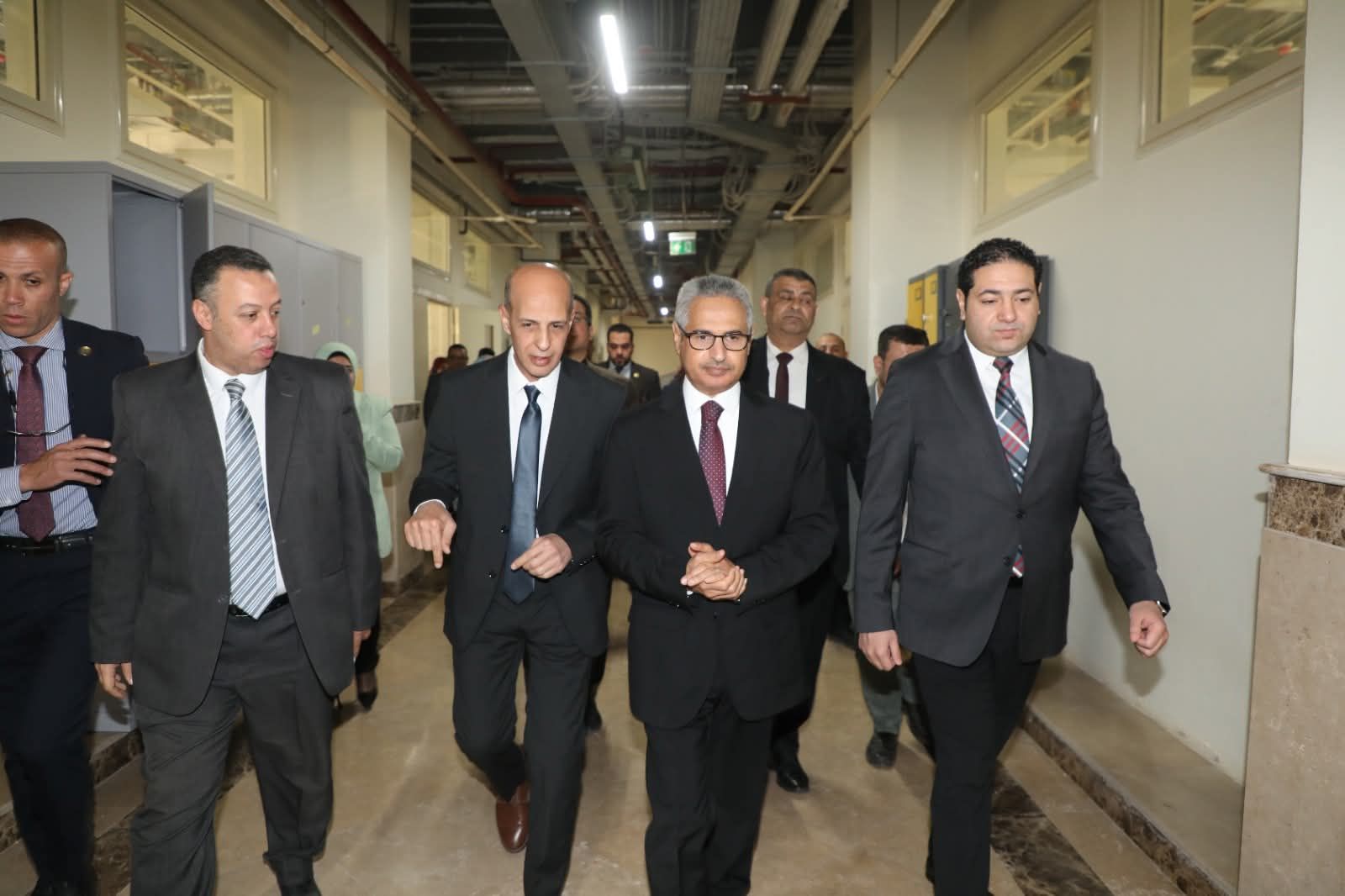 تفاعل مباشر ورسائل تحفيزية من محافظ بني سويف خلال الملتقى التوظيفي الأول بجامعة بني سويف الأهلية - الخليج الان