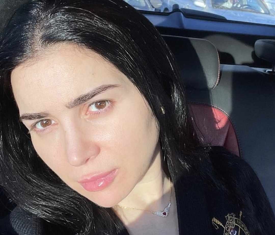 رجعت للشعر الأسود.. مي عز الدين تشارك الجمهور نيو لوك لها - الخليج الان