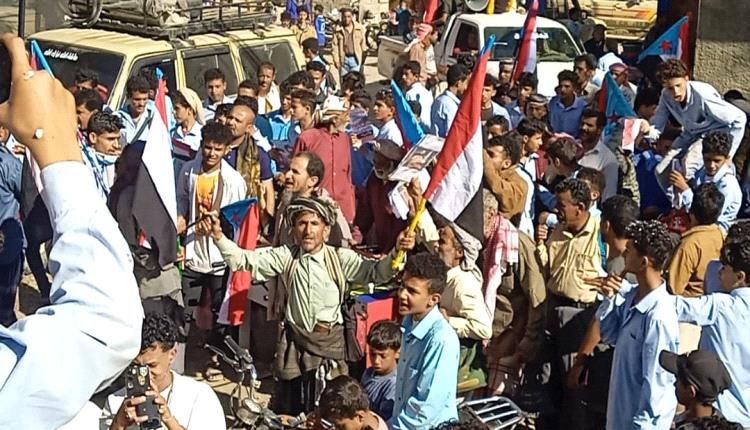 مسيرة جماهيرية في سرار يافع تضامناً مع أبناء حضرموت وتنديداً بالانتهاكات
