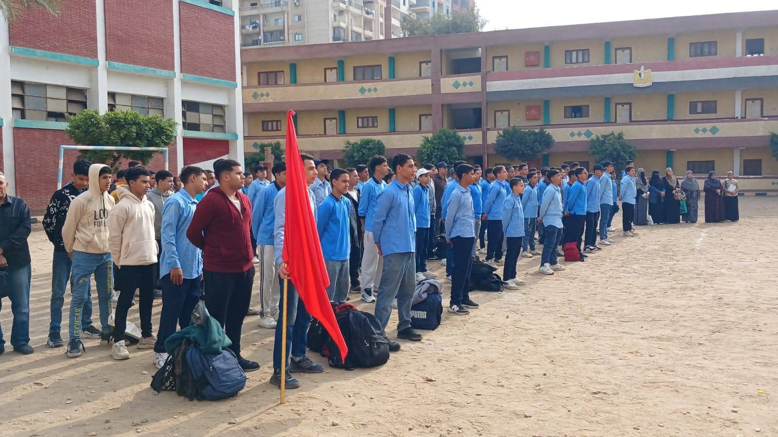 وكيل تعليم بني سويف وقائد قطاع التأسيس العسكري يتابعان طابور الصباح بمدرسة الشهيد أحمد الشناوي الصناعية بالواسطى ويؤكدان على الانضباط المدرسي - الخليج الان