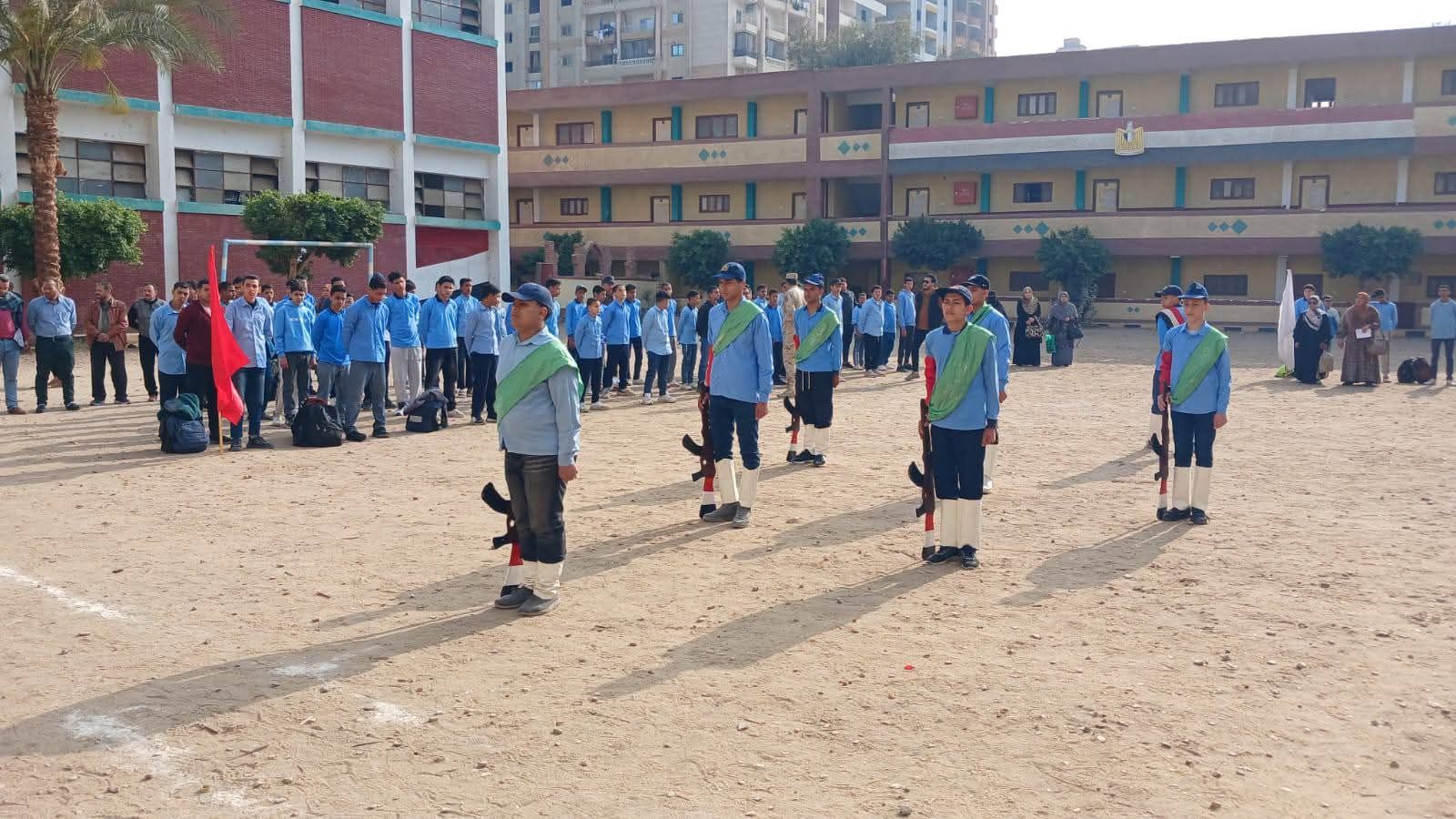 وكيل تعليم بني سويف وقائد قطاع التأسيس العسكري يتابعان طابور الصباح بمدرسة الشهيد أحمد الشناوي الصناعية بالواسطى ويؤكدان على الانضباط المدرسي - الخليج الان