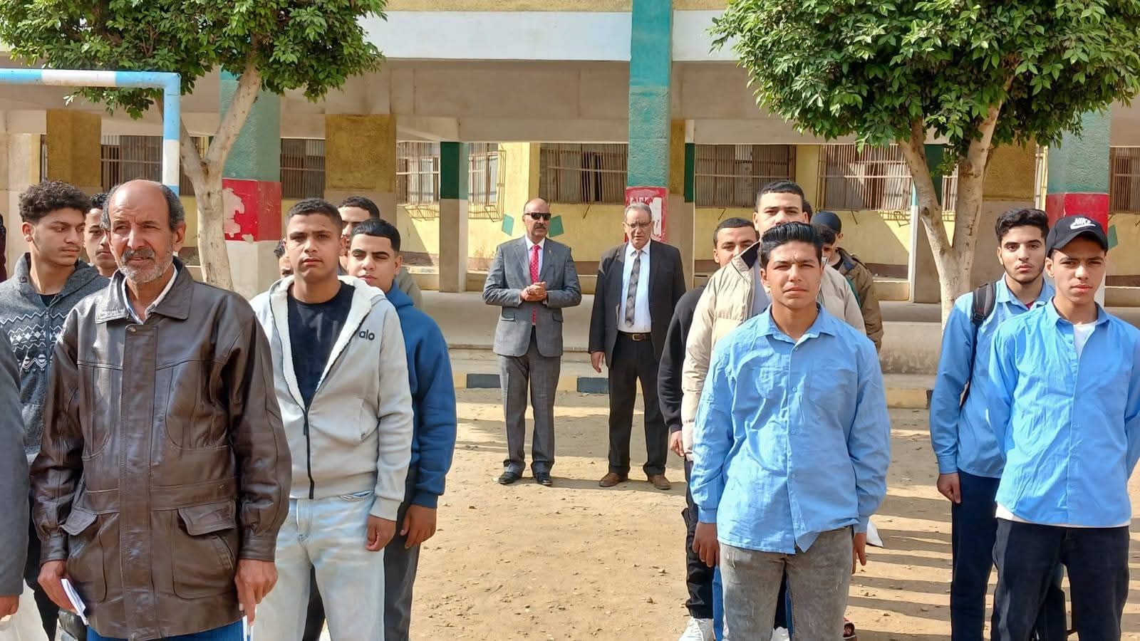 وكيل تعليم بني سويف وقائد قطاع التأسيس العسكري يتابعان طابور الصباح بمدرسة الشهيد أحمد الشناوي الصناعية بالواسطى ويؤكدان على الانضباط المدرسي - الخليج الان