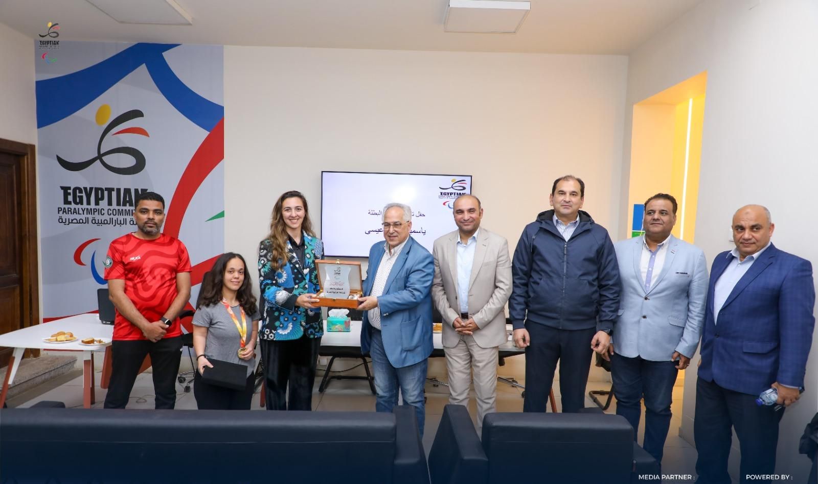 اللجنة البارالمبية تكرم ياسمينا عيسى بعد إنجاز بطولة العالم للريشة الطائرة - الخليج الان