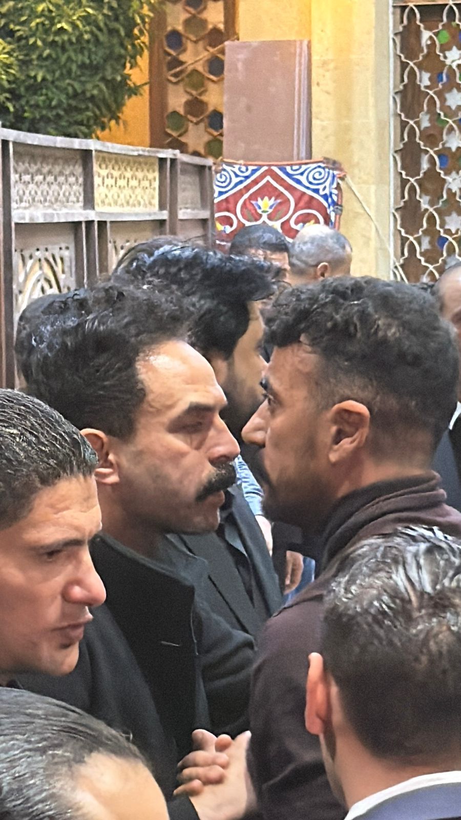 واقف في ضهره.. أحمد العوضي يحضر عزاء والد محمود حمدان| صور - الخليج الان