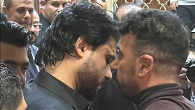 واقف في ضهره.. أحمد العوضي يحضر عزاء والد محمود حمدان| صور - الخليج الان