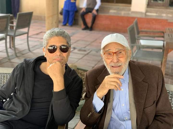 المستشفى منع وجودنا.. نجل عبد الرحمن أبو زهرة يستغيث بعد وضع والده على أجهزة التنفس - الخليج الان