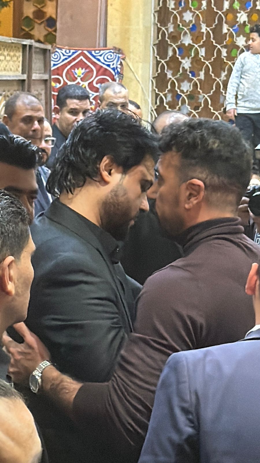 واقف في ضهره.. أحمد العوضي يحضر عزاء والد محمود حمدان| صور - الخليج الان