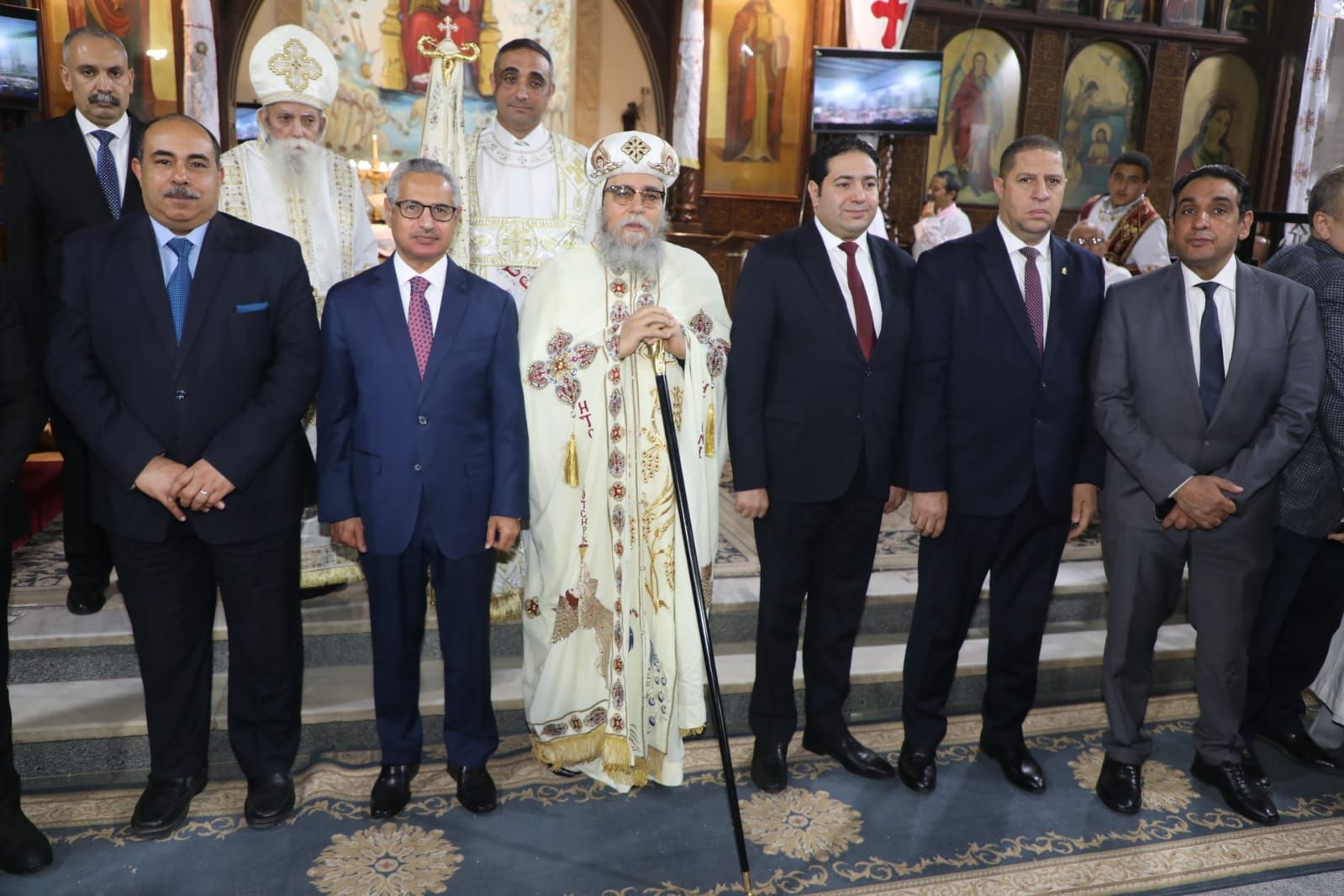 محافظ بني سويف وقيادات المحافظة يشهدون قداس عيد القيامة المجيد بمطرانية ببا - الخليج الان