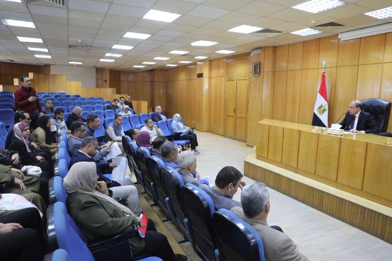محافظ المنيا يوجه بتمهيد طرق "بهدال" وسرعة تشغيل مجمع خدمات "زهرة" - الخليج الان