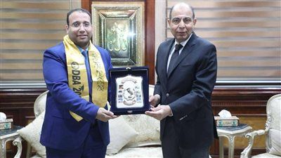 فى نهج جديد.. محافظ المنيا يُكرم مدير التخطيط والمتابعة لحصوله على الدكتوراه - الخليج الان