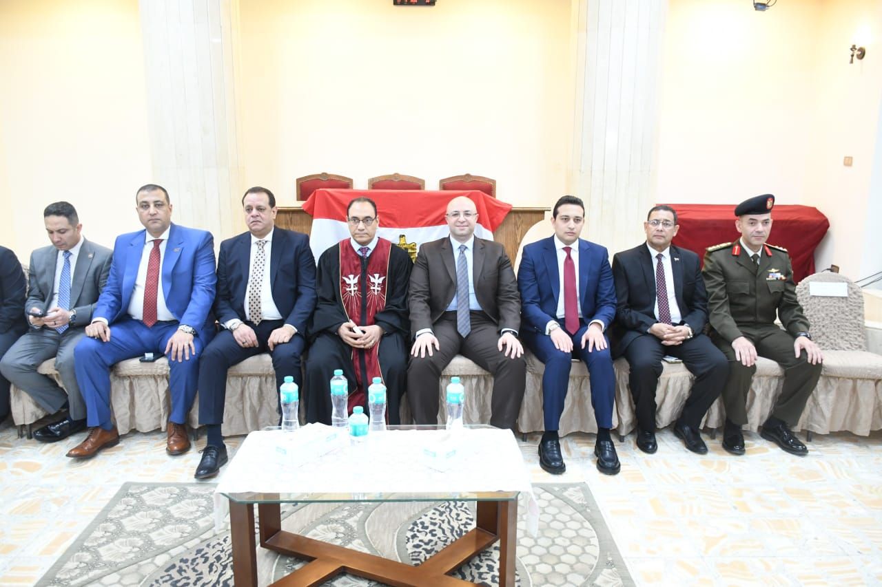مدير أمن الفيوم يشارك الإخوة الأقباط فرحتهم بعيد القيامة المجيد - الخليج الان