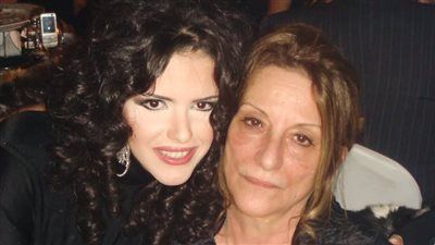 ستة سنوات سوداء.. دنيا عبد العزيز تحيي الذكرى السادسة لوفاة والدتها - الخليج الان