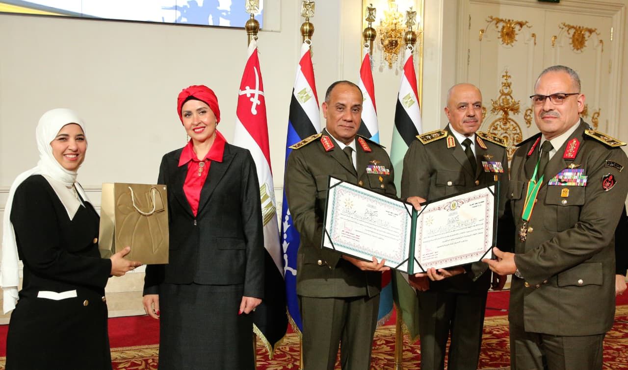 وزير الدفاع والإنتاج الحربى يكرم عدداً من القادة الذين أوفوا العطاء بالقوات المسلحة - الخليج الان