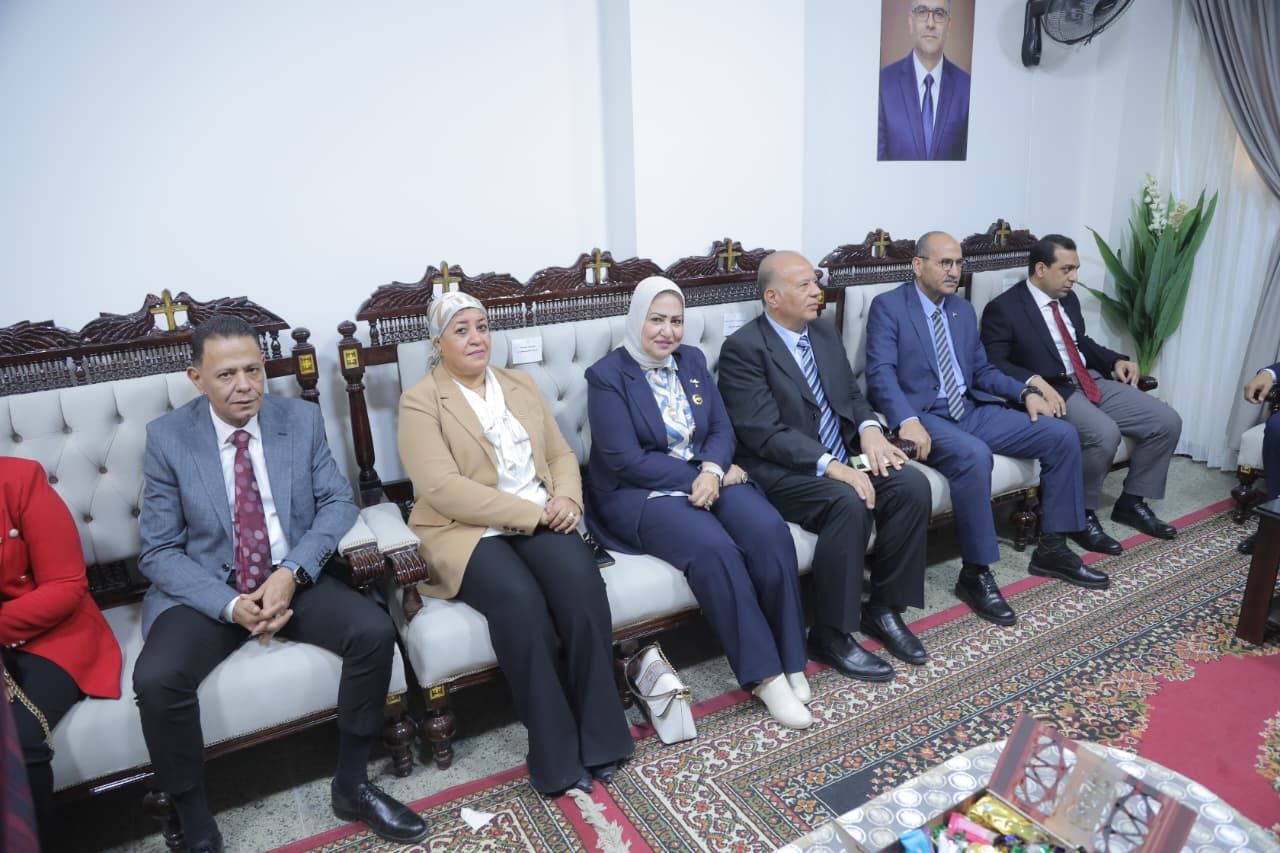 محافظ قنا ومدير الأمن يهنئان الأنبا بضابا أسقف نجع حمادي وتوابعها بعيد القيامة المجيد - الخليج الان