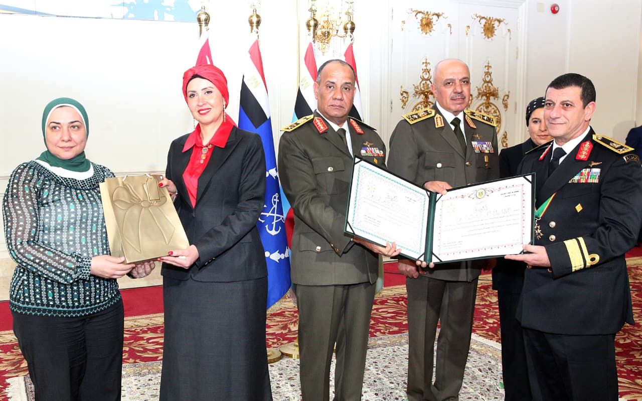 وزير الدفاع والإنتاج الحربى يكرم عدداً من القادة الذين أوفوا العطاء بالقوات المسلحة - الخليج الان