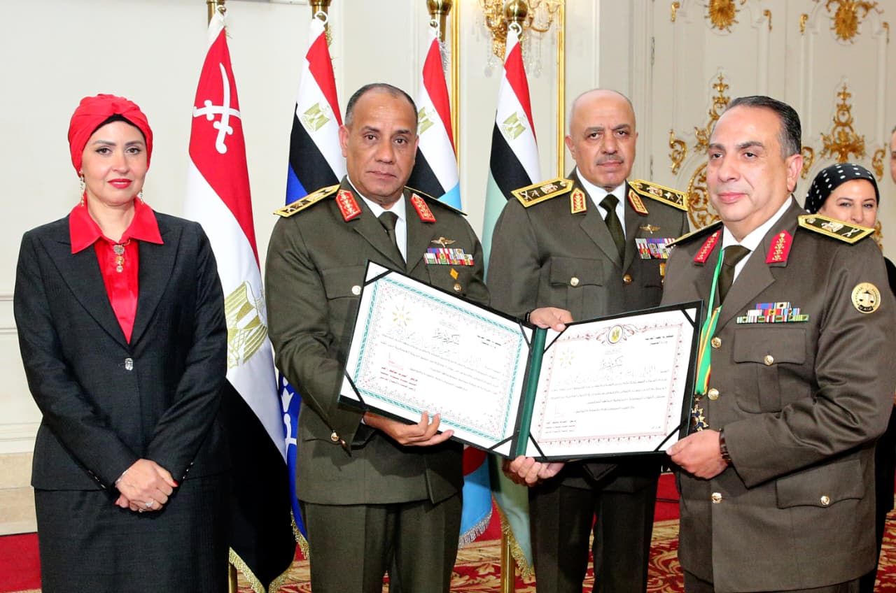 وزير الدفاع والإنتاج الحربى يكرم عدداً من القادة الذين أوفوا العطاء بالقوات المسلحة - الخليج الان